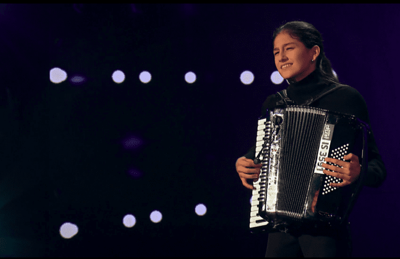 Andreea canta la acordeon