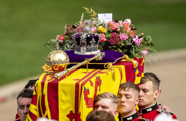 Începe lupta pentru „cel mai mare diamant din lume”. Cine vrea să pună mâna pe bijuteria de pe sceptrul reginei Elisabeta