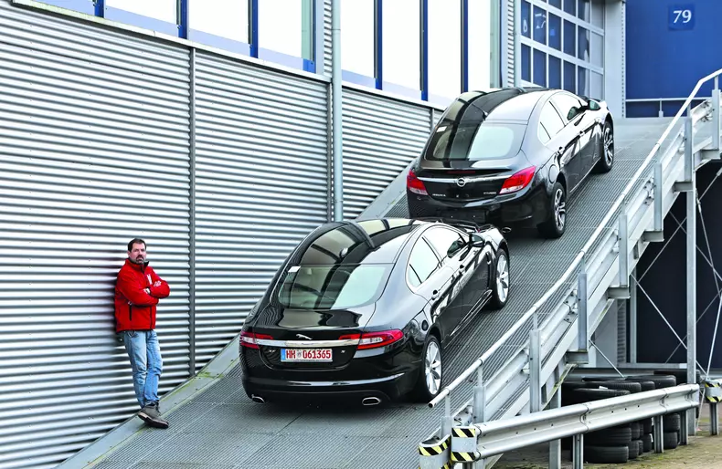 Jaguar XF vs Opel Insignia