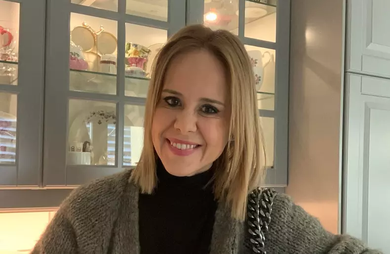 Mihaela Bilic in pulover gri