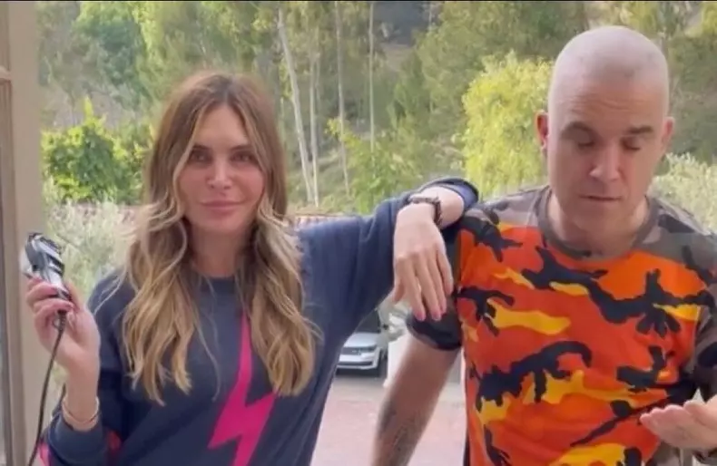 Robbie Williams a ajuns de nerecunoscut, după ce soția i-a ras tot părul Când vine vorba de părul lui, e totul sau nimic (1)