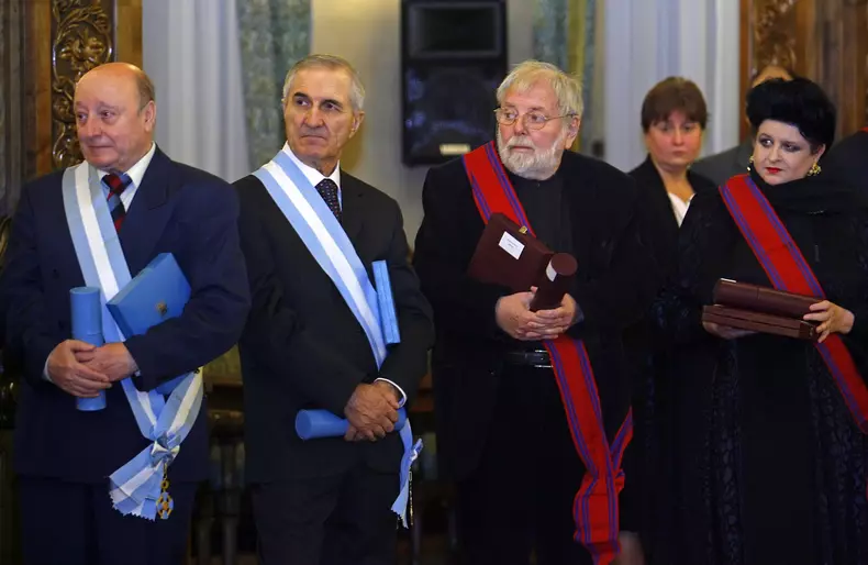 ZIUA NATIONALA - BASESCU - DECORATII