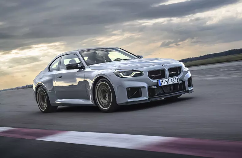 P90600845_highRes_the-new-bmw-m2-cs