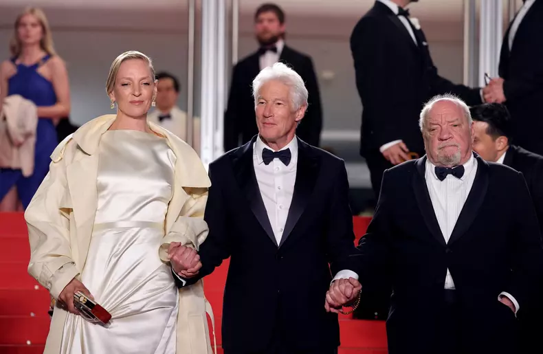 J - Descente des marches du film « Oh Canada » lors du 77ème Festival International du Film de Cannes