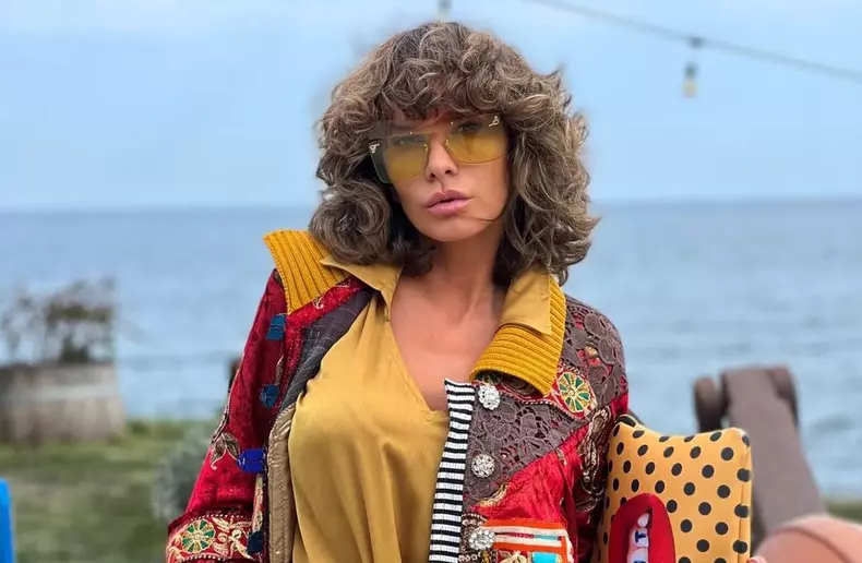 Anna-Lesko-aparitie-inedita-pe-1-mai-la-mare.-Vedeta-s-a-pozat-in-costum-de-baie-si-haina-de-blana-2