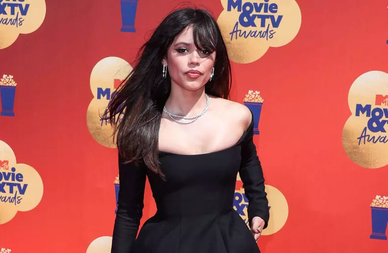 „Wednesday”. Netflix a dezvăluit prima imagine cu Jenna Ortega în rolul lui Wednesday Addams. Când e premiera