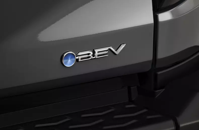 2025toyotahiluxbevext03