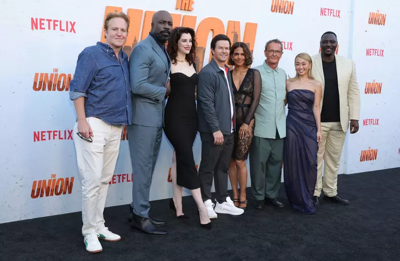 Halle Berry, cu lenjeria la vedere la premiera „The Union” 