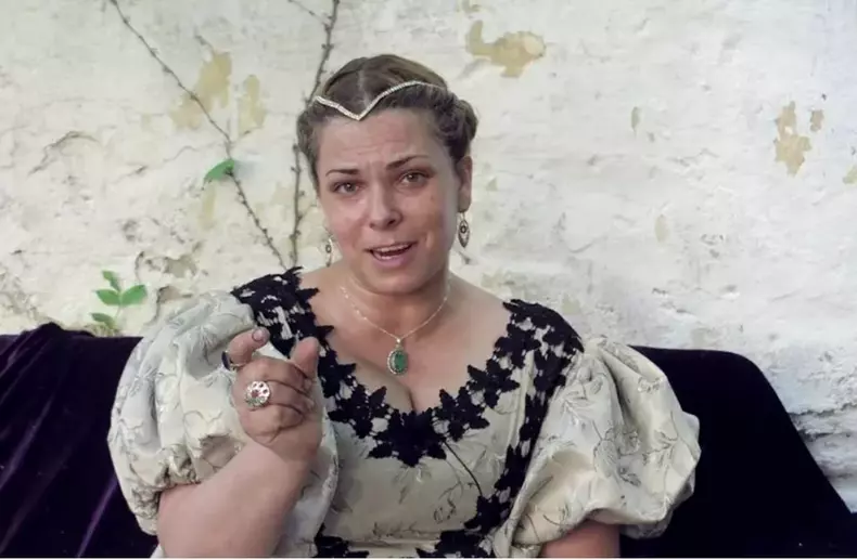 2022-07-07-14_39_23-Dana-Marijuana-si-a-deschis-o-afacere-in-centrul-Bucurestiului.-Cu-se-se-ocupa-c