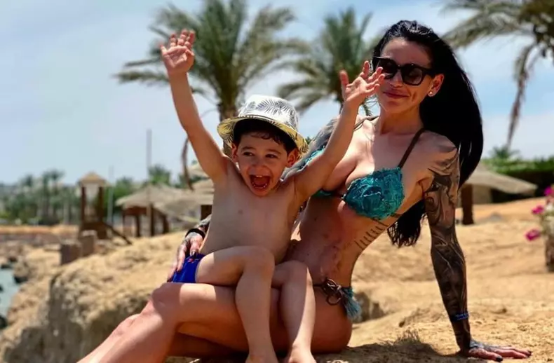 Roxana Vancea, însărcinată în aproape patru luni, poze în costum de baie în vacanța din Egipt. Fericire (1)