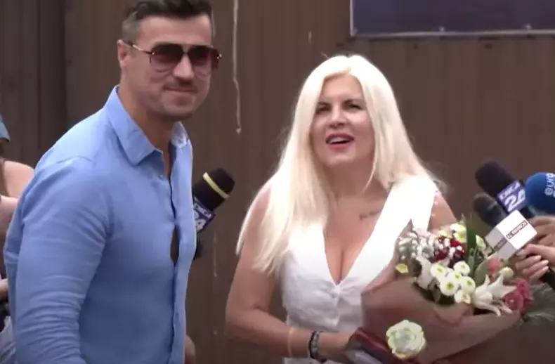 elena udrea cu flori