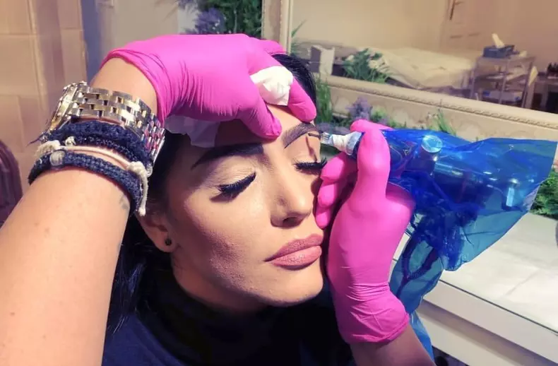 Andreea Mantea şi-a tatuat sprâncenele şi fanii o critică pentru rezultat