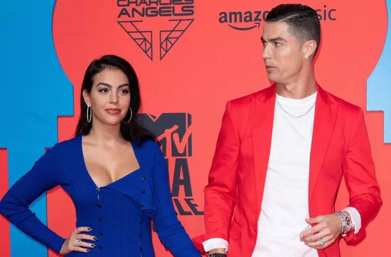 Suma uluitoare pe care Cristiano Ronaldo i-o dă partenerei sale. Care e explicația gestului său