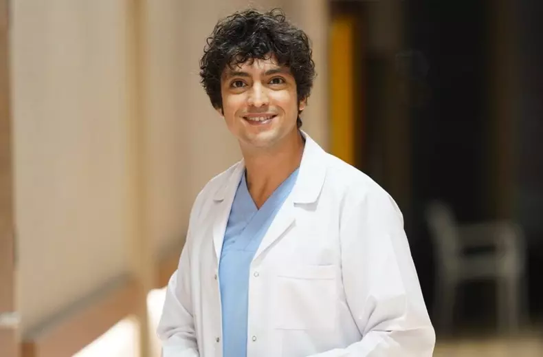 Taner Ölmez („Doctorul minune”) renunță la halatul de medic pentru următorul său serial. Ce se știe despre proiect