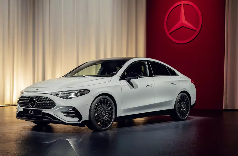 Der neue Mercedes-Benz CLA: großartig, mühelos, intuitiv und flexibelThe all-new Mercedes-Benz CLA: gorgeous, effortless, intuitive, and flexible.