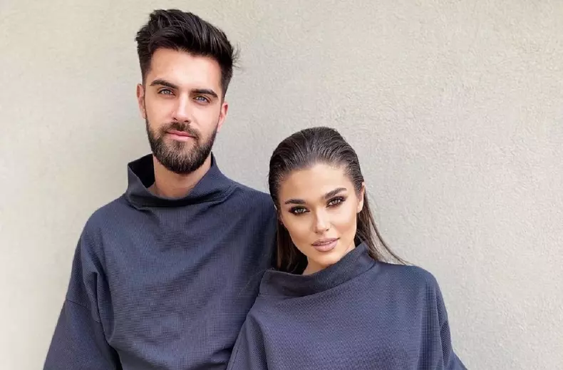 Alex-Leonte-a-sters-pozele-cu-Theo-Rose-de-pe-Instagram