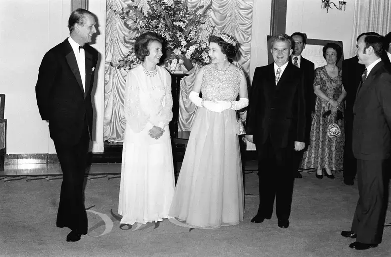 Elisabeta-a-II-a-si-Nicolae-Ceausescu
