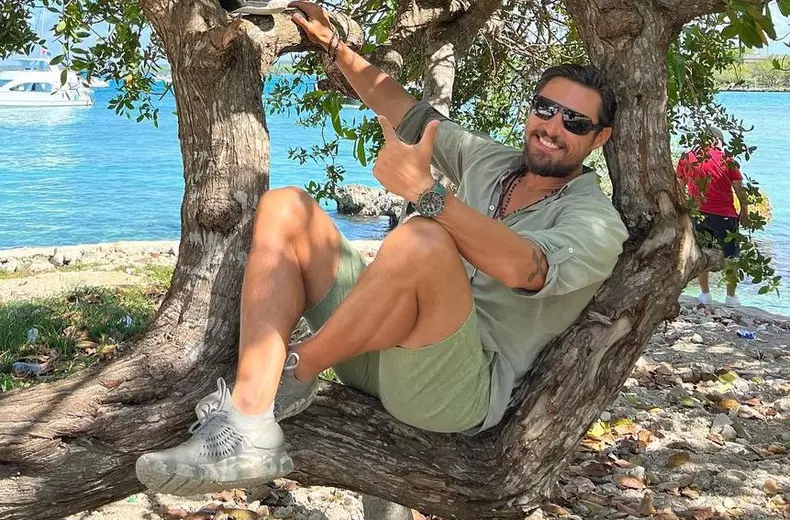 De-ce-foloseste-Daniel-Pavel-cuvinte-„ciudate-la-„Survivor-Romania-2022.-Ce-studii-are-prezentatorul-TV-1