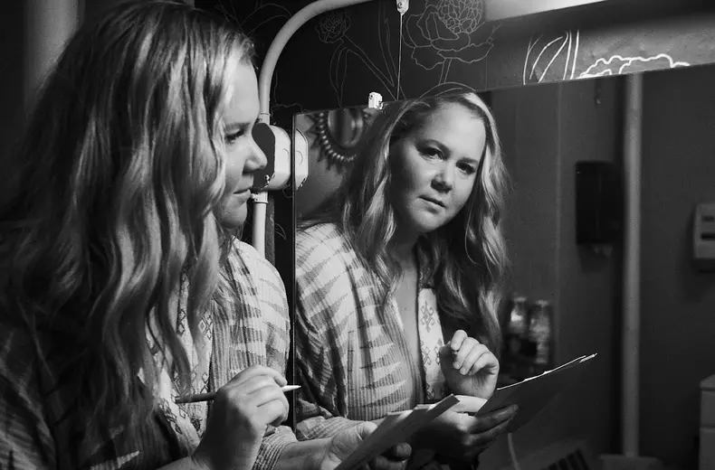 Amy Schumer, despre boala cronică pe care o are și care afectează milioane de femei la nivel global. "Luni în șir mă plâng de durere!"