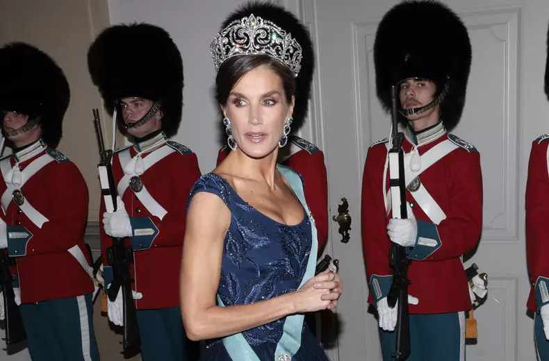 LA REINA MARGARITA ORGANIZA UNA CENA DE GALA EN HONOR A LOS REYES DE ESPAŃA