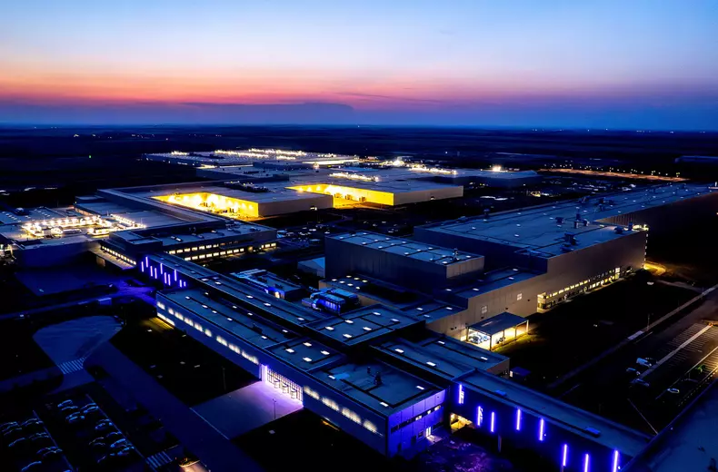 P90580601_highRes_the-new-bmw-group-pl