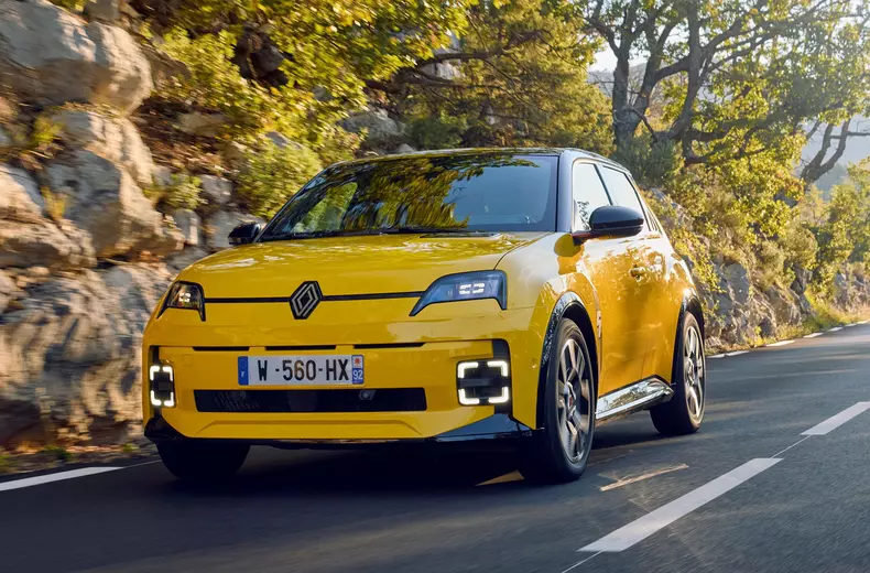 sRenault 5 E-Tech electric_COTY 2025