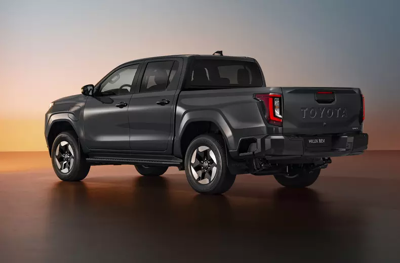 2025toyotahiluxbevhero4