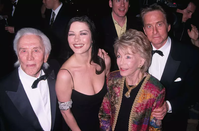 Kirk Douglas, Catherine Zeta-Jone, Anne Douglas și Michael Douglas