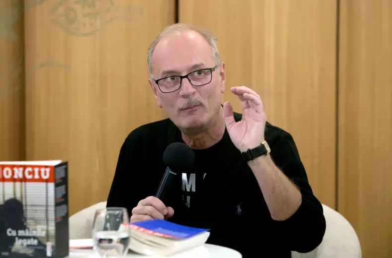 BUCURESTI - CARTE - LANSARE - CU MAINILE LEGATE - ADRIAN ONCIU