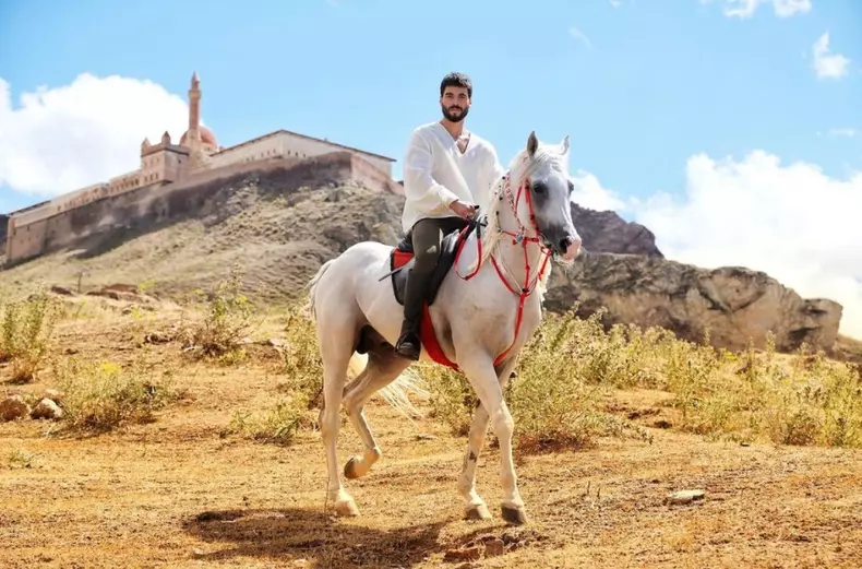 FOTO Akin Akinözü, adică Miran din Hercai, gata să cucerească America