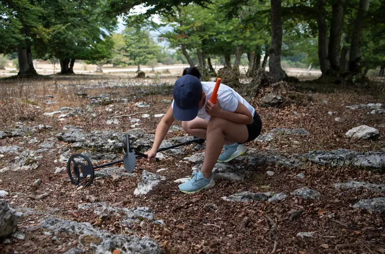 Girl,Searching,For,Treasure,With,Metal,Detector