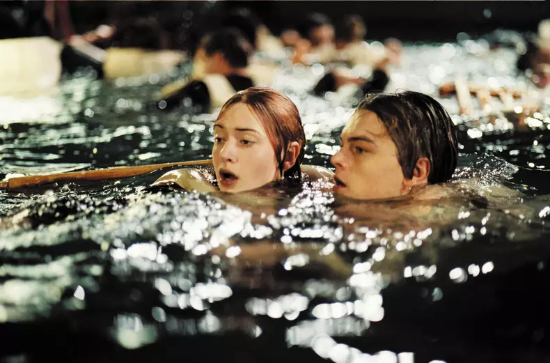 Gata cu zvonurile! James Cameron vrea să afle dacă Jack Dawson ar fi avut loc lângă Rose pe ușa care plutea