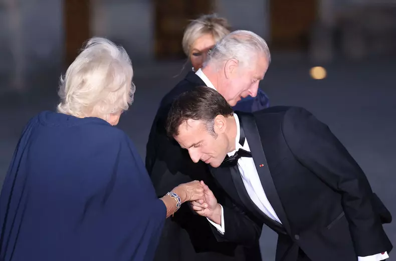 Regele Charles, discurs în onoarea părinților lui, la Palatul Versailles. Camilla a avut o apariție strălucitoare