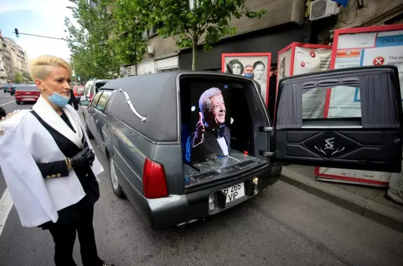 blonda-imbracata-in-alb-de-la-inmormantarea-lui-dichiseanu-3-1024x675