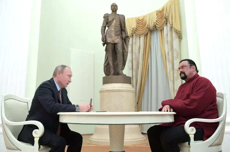 Steven Seagal îl susține în continuare pe Putin