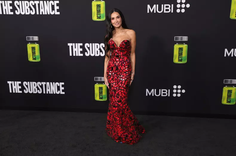 Demi Moore, cu cele trei fiice pe covorul roșu 