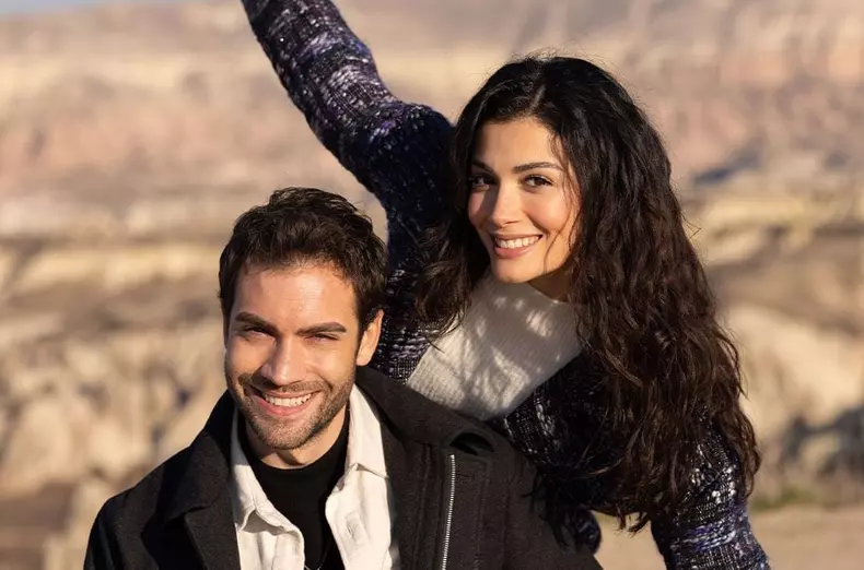 Ozge Yagiz și Burak Berkay Akgul, relație amoroasă în viața reală