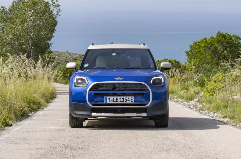 P90552002_highRes_mini-countryman-e-06