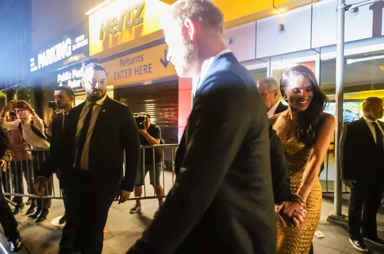 Meghan Markle, apariție uluitoare la Women of Vision Awards. Cu cine a apărut pe covorul roșu