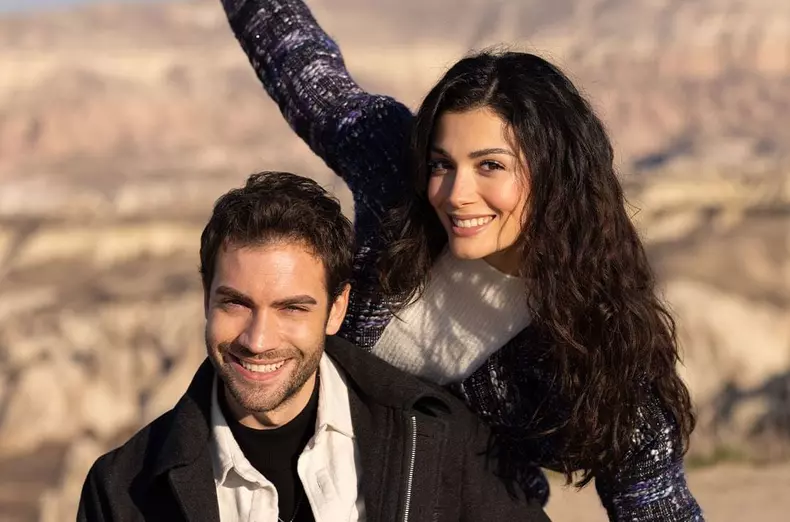 Ozge Yagiz și Burak Berkay Akgul, relație amoroasă în viața reală