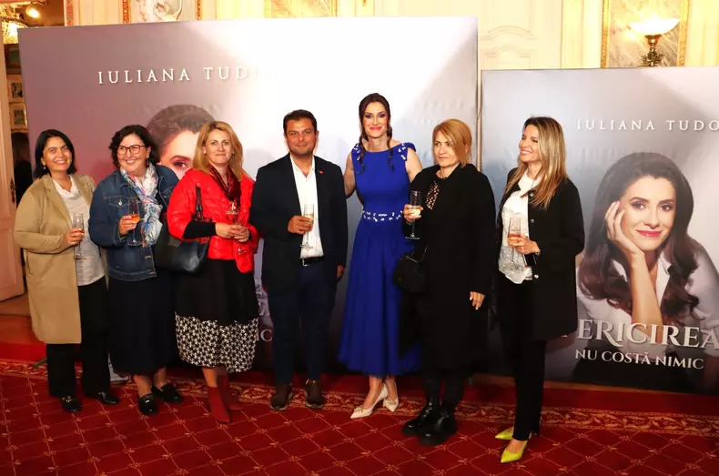 Emoții mari la lansarea cărții Iulianei Tudor  (5)
