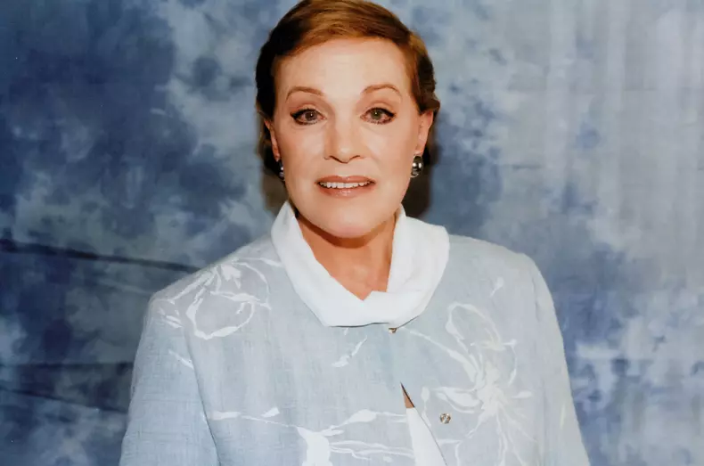 Lady Whistledown este dublată de Julie Andrews în Bridgerton