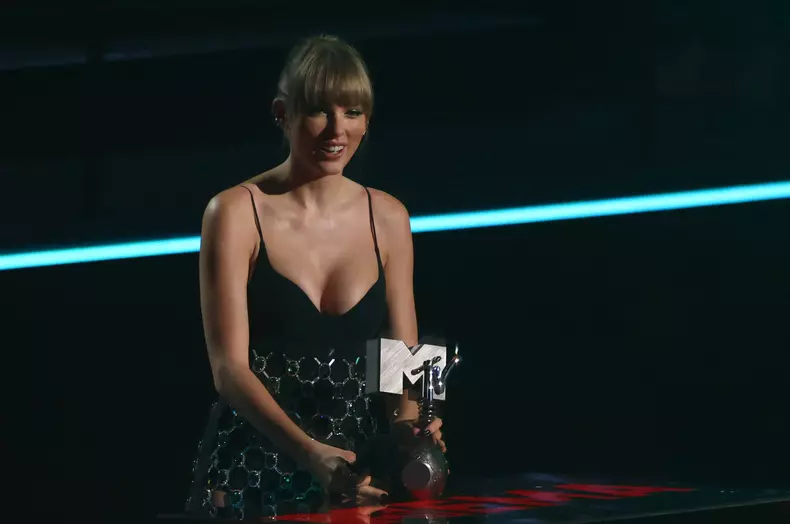 A întors toate privirile. Taylor Swift, în cea mai îndrăzneață ținută de până acum, pe covorul roșu de la MTV EMA