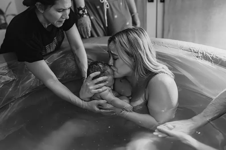 Hilary Duff tinand in brate al patrulea ei bebelus