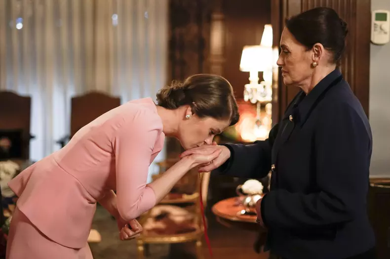 Fata de la fereastra._1jpg