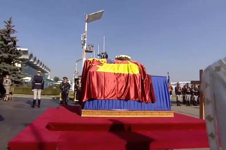 Familia Regala la repatrierea Reginei-Mama Elena 3