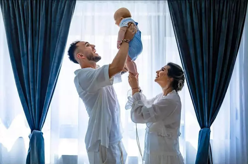 Virgil Ghiță sotie copil2