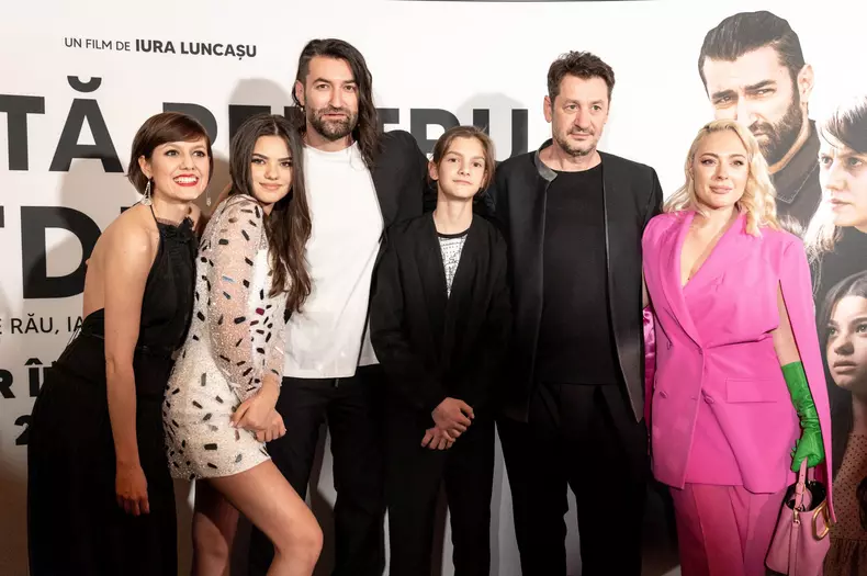 Ce-tinute-au-purtat-vedetele-la-premiera-de-gala-a-„Odata-pentru-totdeauna-filmul-regizat-de-Iura-Luncasu-6