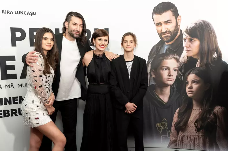 Ce-tinute-au-purtat-vedetele-la-premiera-de-gala-a-„Odata-pentru-totdeauna-filmul-regizat-de-Iura-Luncasu-7