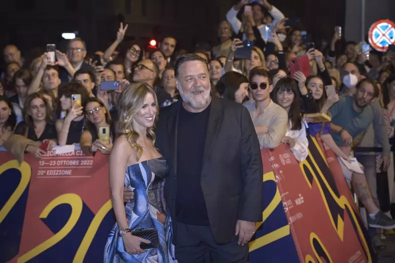 Russel Crowe si Britney Theriot